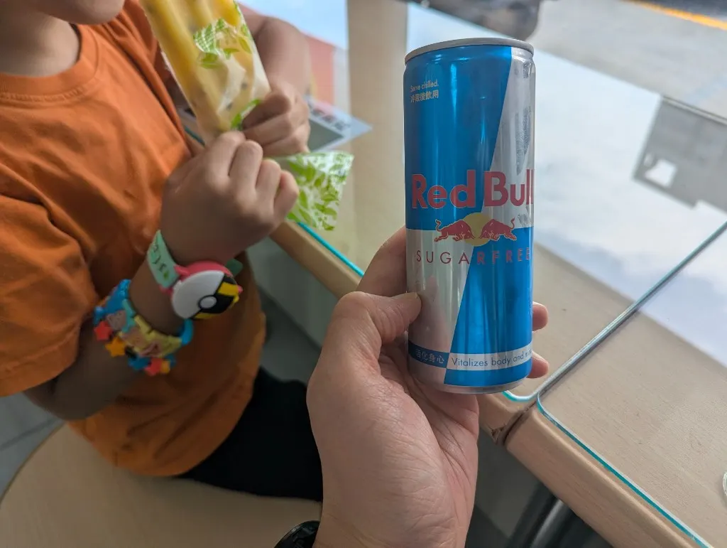 週末一打二在賣場靠紅牛續命